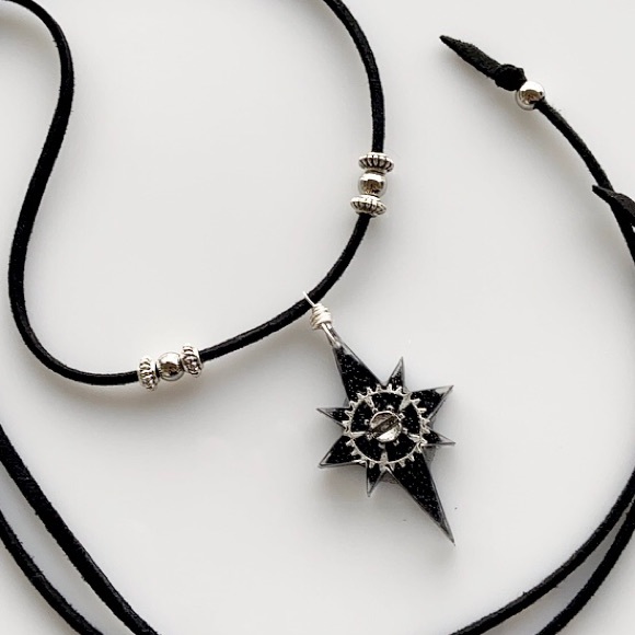 Black resin North Star steam punk wheel necklace - Picture 8 of 14